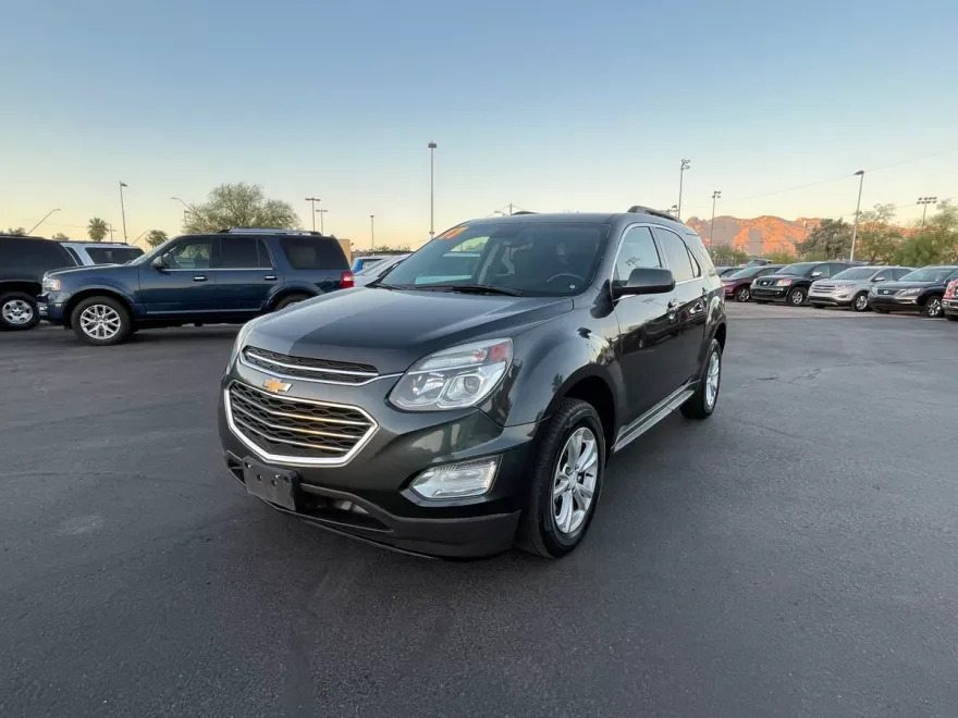 2017 Chevrolet Equinox LT photo 1