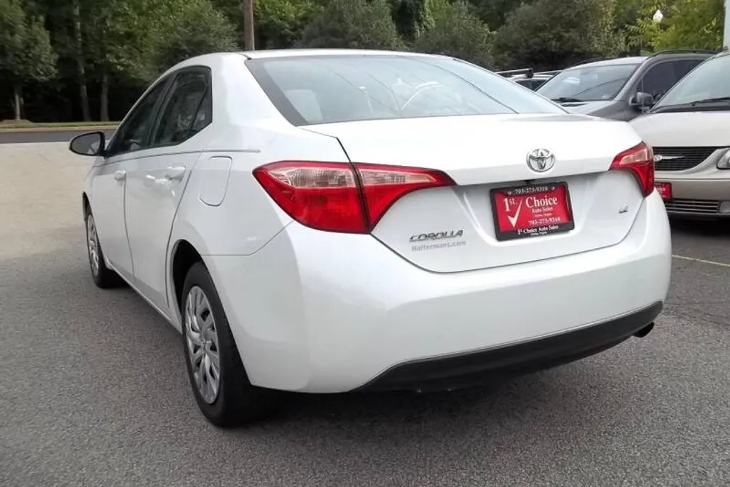 2017 Toyota Corolla LE photo 1