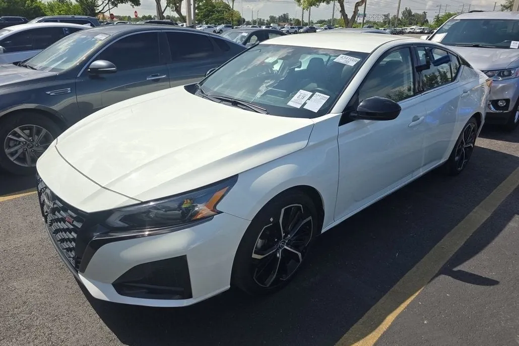 2023 Nissan Altima 2.5 SR photo 1
