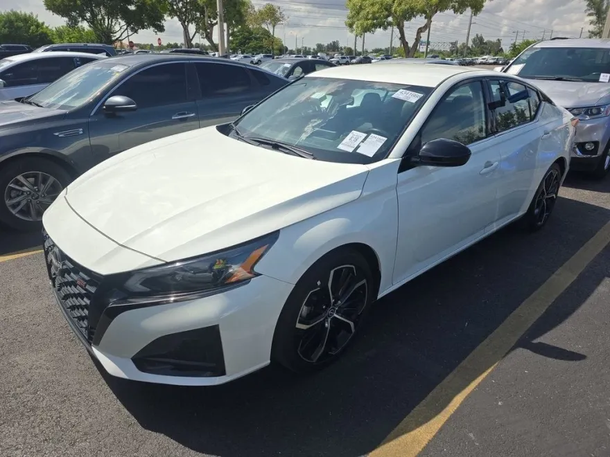 2023 Nissan Altima 2.5 SR photo 1
