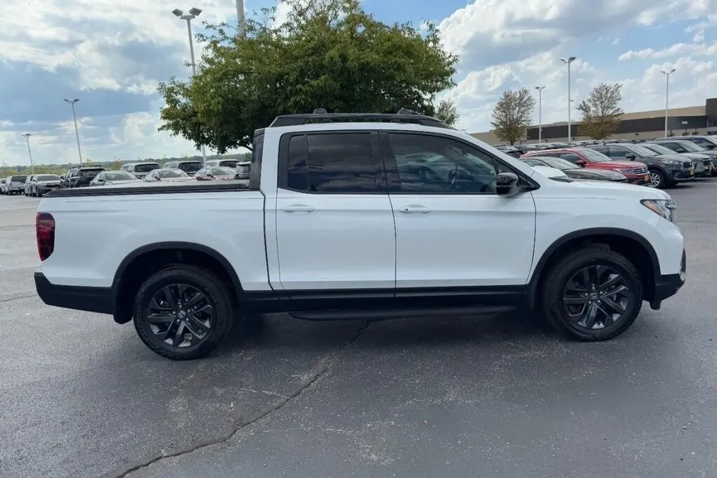 2021 Honda Ridgeline Sport photo 1