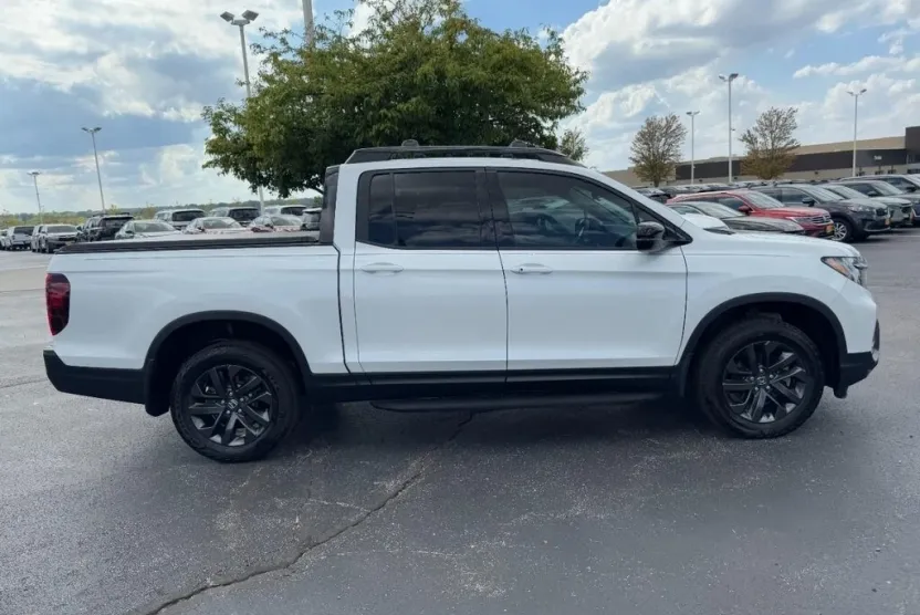 2021 Honda Ridgeline Sport photo 1