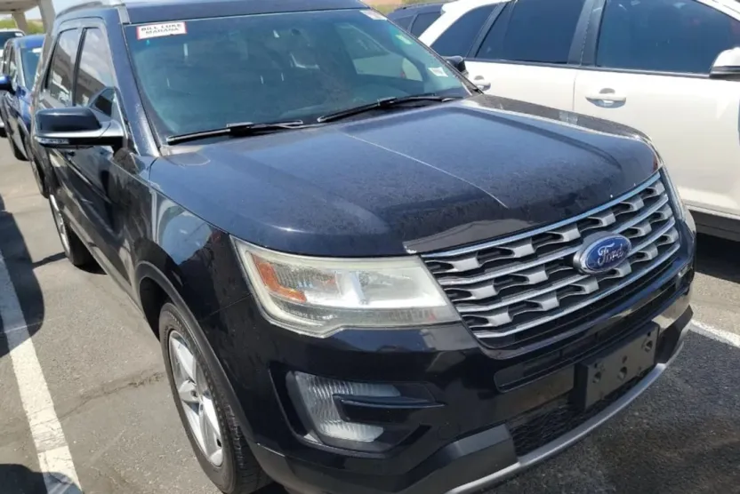 2016 Ford Explorer XLT photo 1