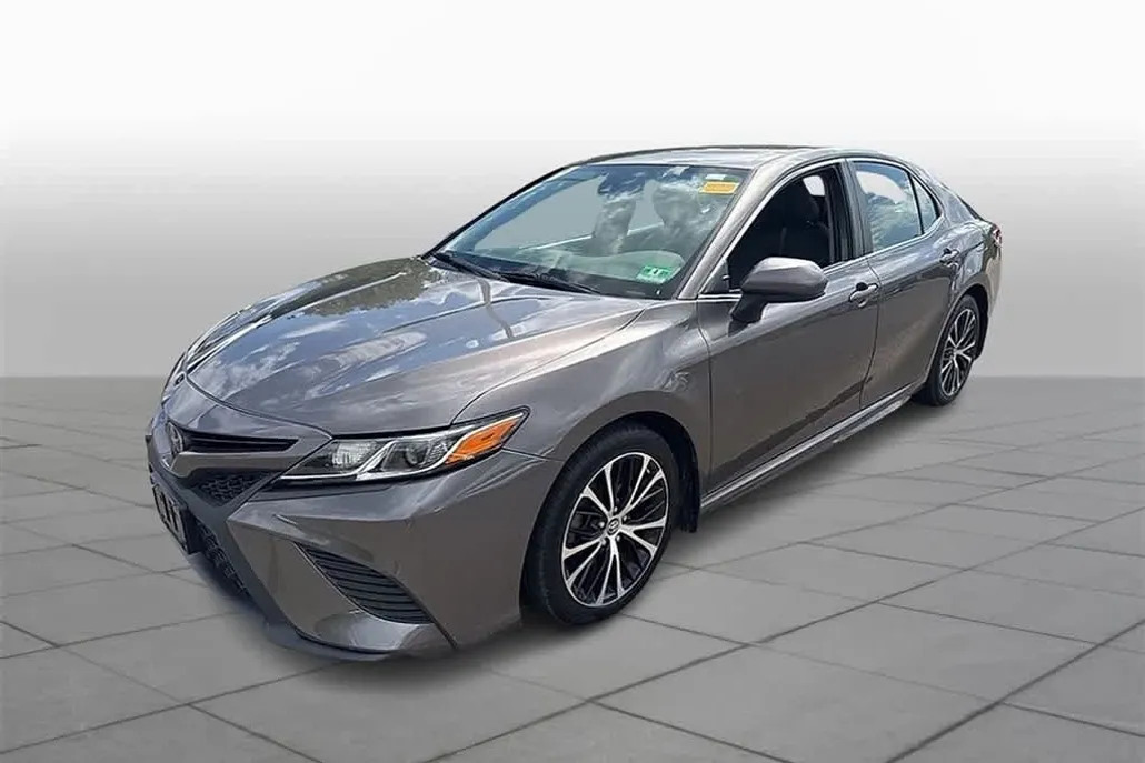 2019 Toyota Camry SE photo 1