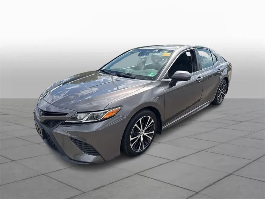 2019 Toyota Camry SE photo 1