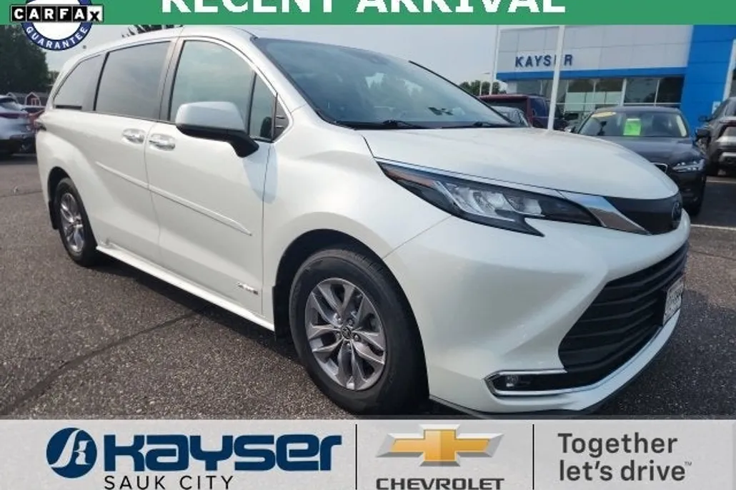 2021 Toyota Sienna XLE photo 1