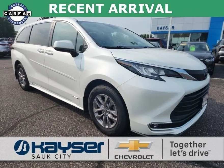 2021 Toyota Sienna XLE photo 1