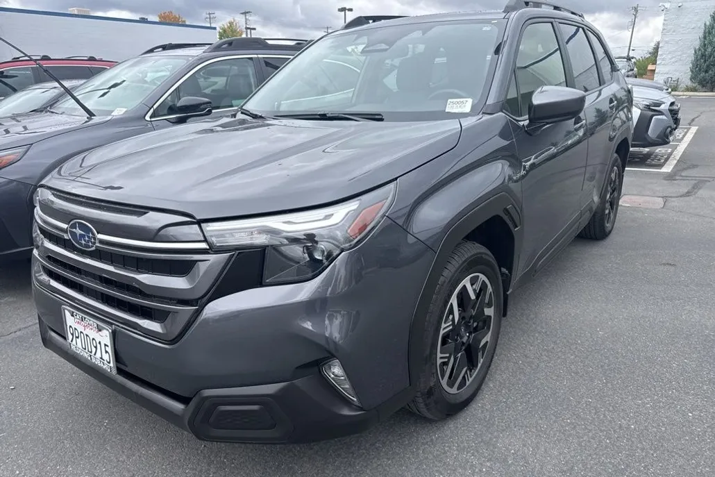 2025 Subaru Forester Premium photo 1