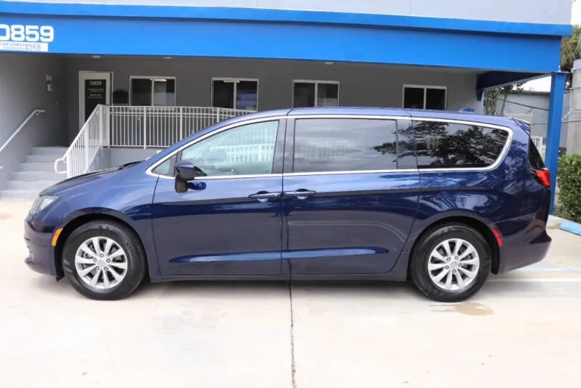 2017 Chrysler Pacifica Touring photo 1
