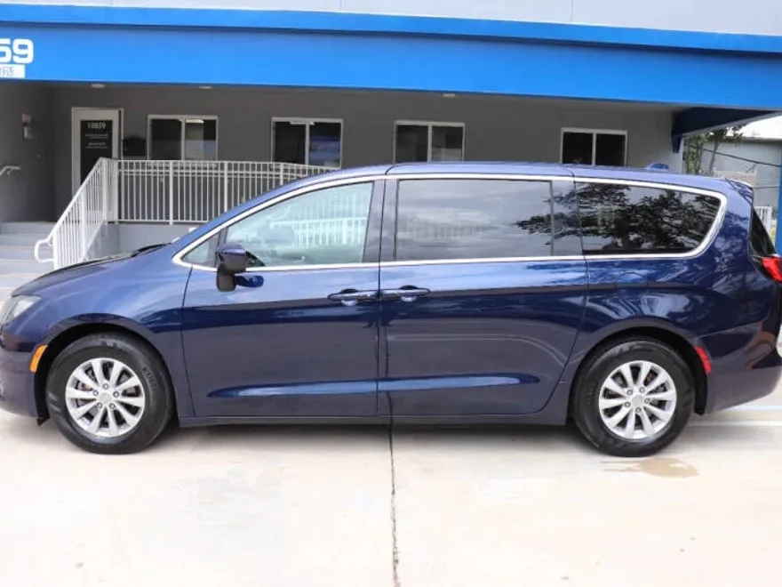 2017 Chrysler Pacifica Touring photo 1