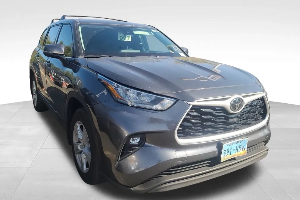 2020 Toyota Highlander LE photo 1