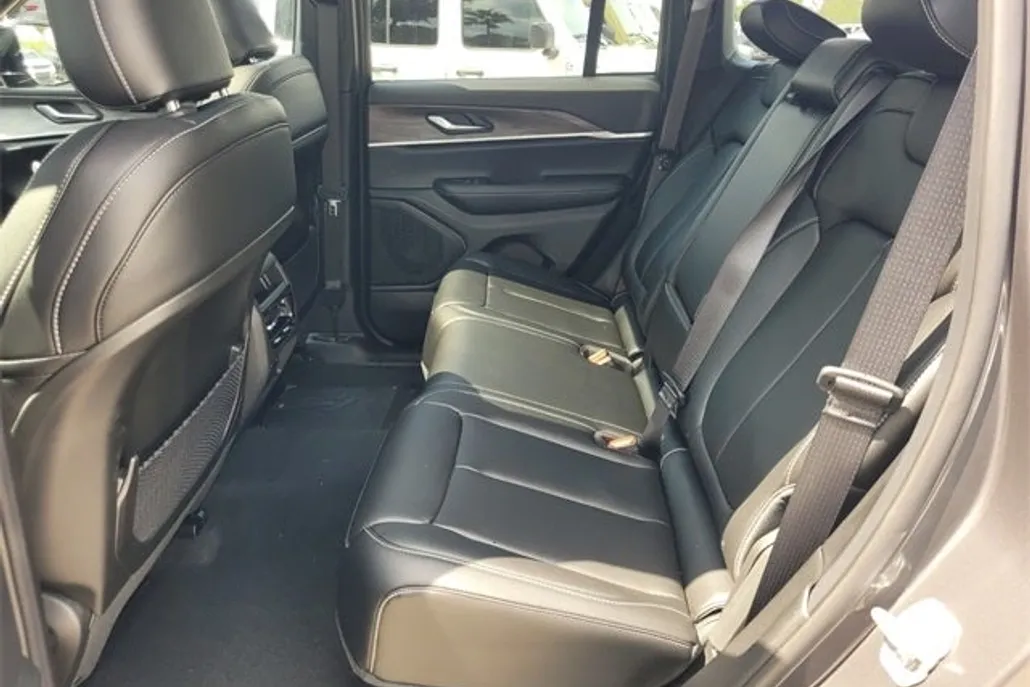 2025 Jeep Grand Cherokee Limited photo 1