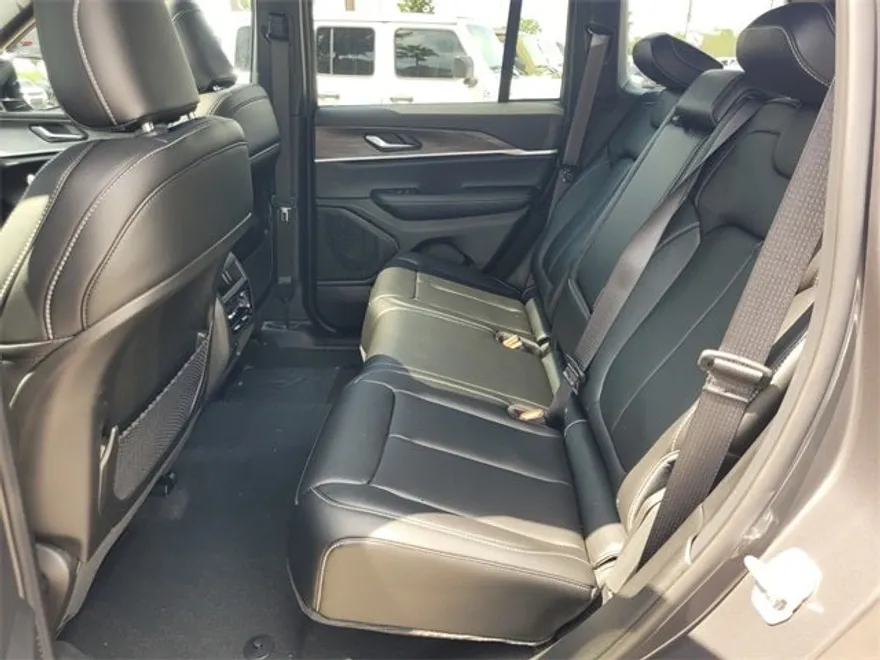 2025 Jeep Grand Cherokee Limited photo 1