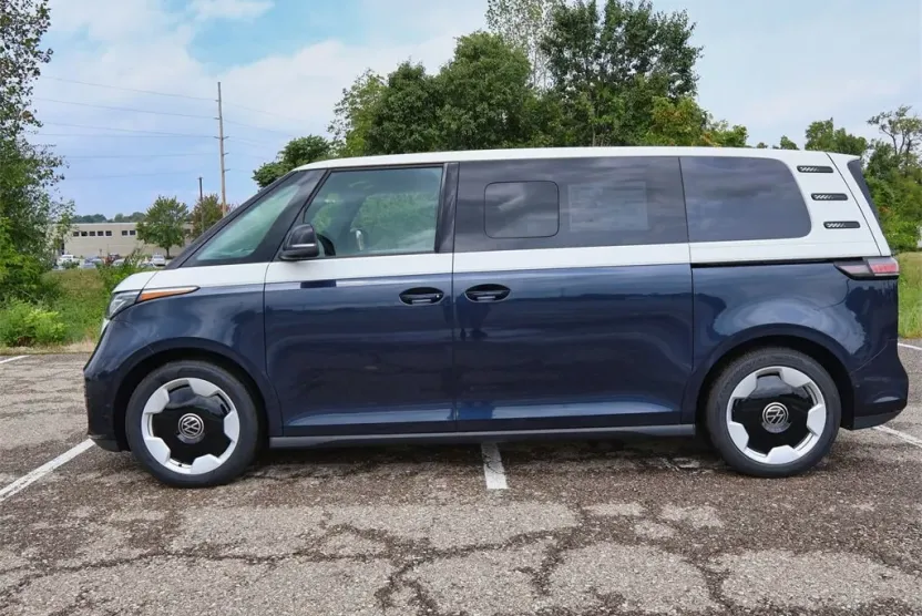 2025 Volkswagen ID. Buzz Pro Plus photo 1