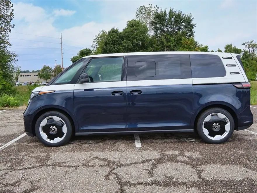 2025 Volkswagen ID. Buzz Pro Plus photo 1