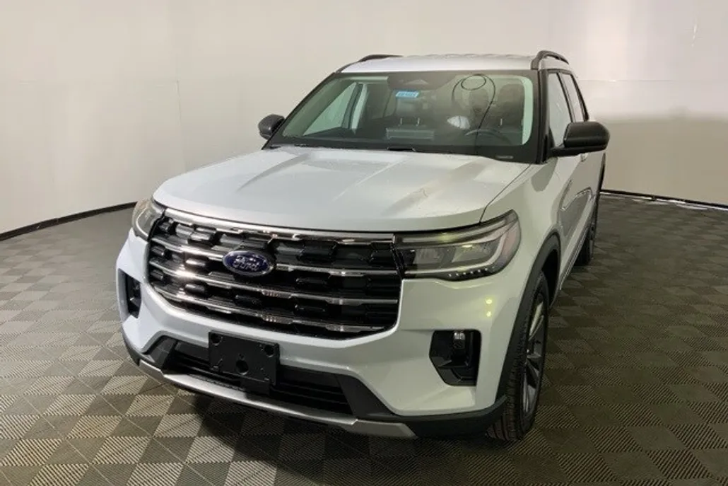 2025 Ford Explorer photo 1