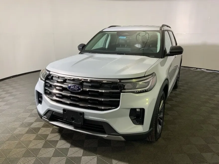 2025 Ford Explorer photo 1