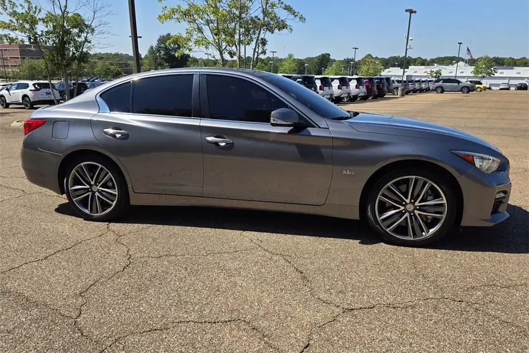 2017 Infiniti Q50 2.0t Sport photo 1