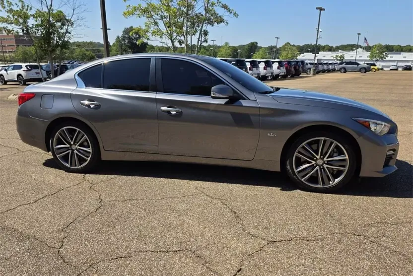 2017 Infiniti Q50 2.0t Sport photo 1