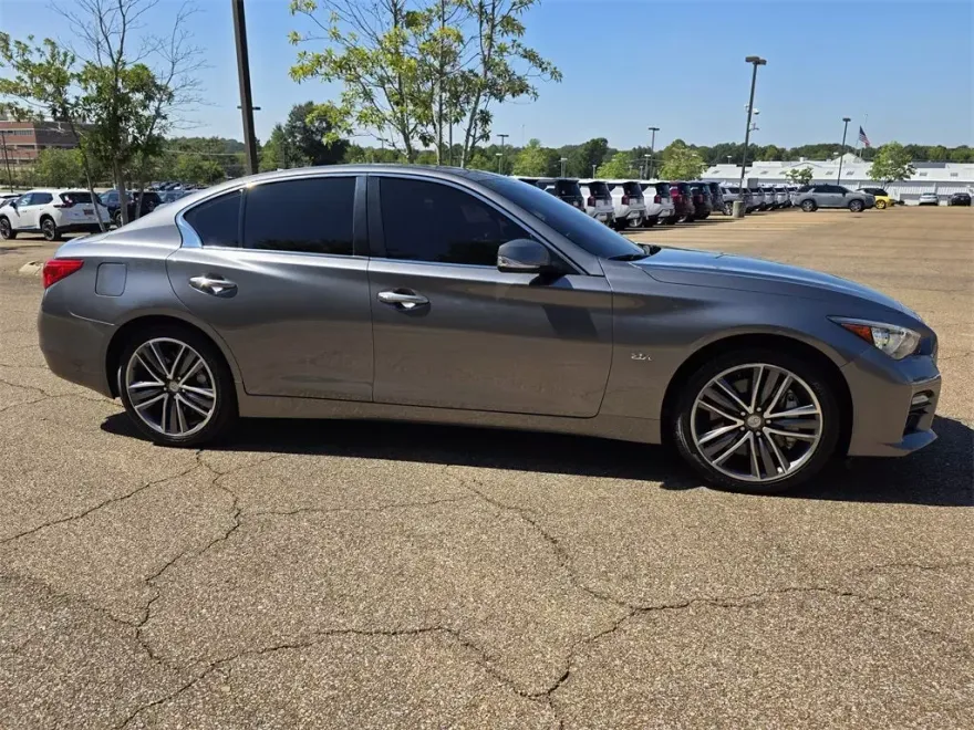 2017 Infiniti Q50 2.0t Sport photo 1