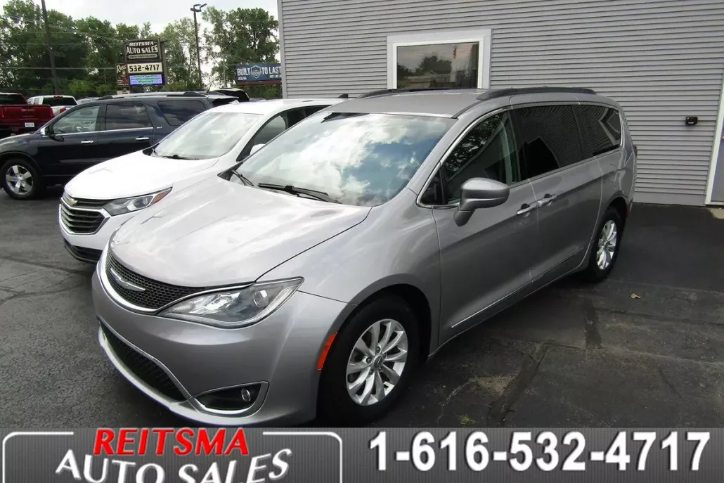 2017 Chrysler Pacifica Touring L photo 1