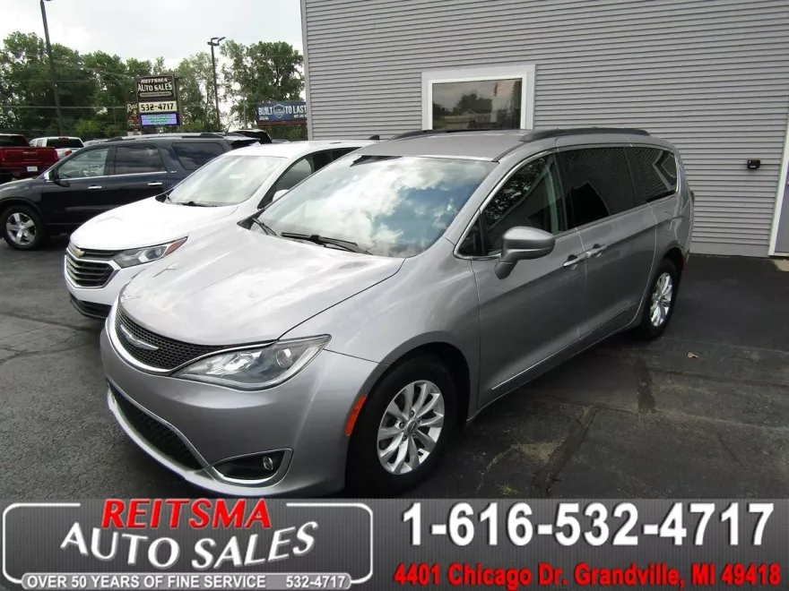 2017 Chrysler Pacifica Touring L photo 1