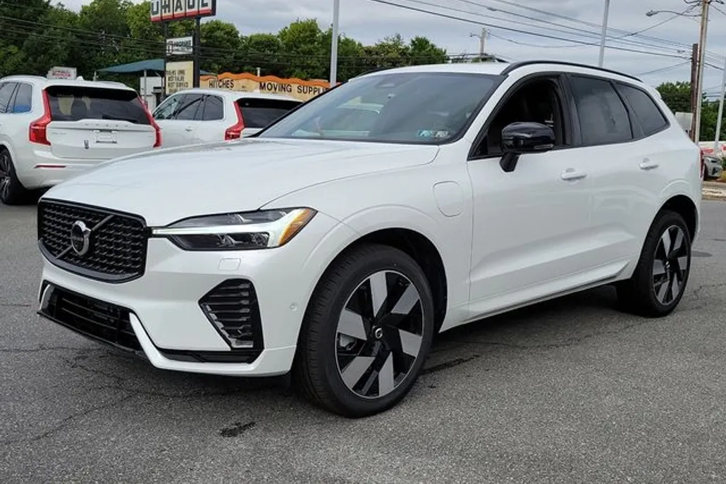 2025 Volvo XC60 T8 Plus photo 1