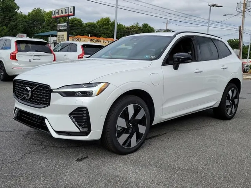 2025 Volvo XC60 T8 Plus photo 1