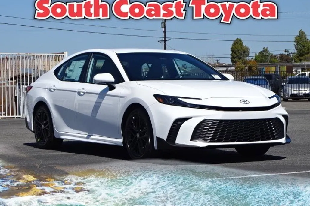 2025 Toyota Camry SE photo 1