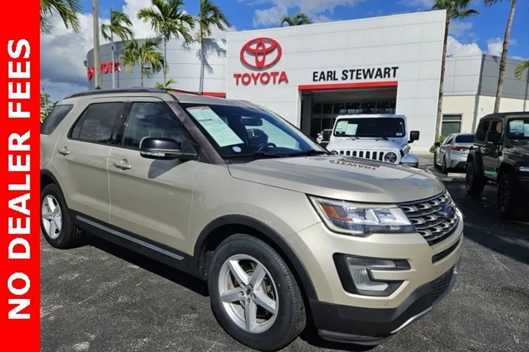 2017 Ford Explorer XLT photo 1