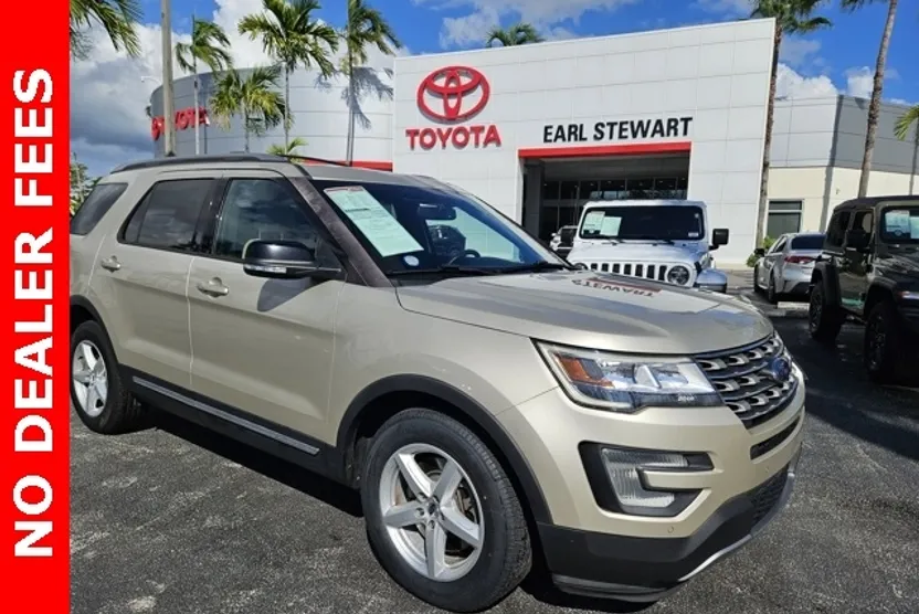 2017 Ford Explorer XLT photo 1