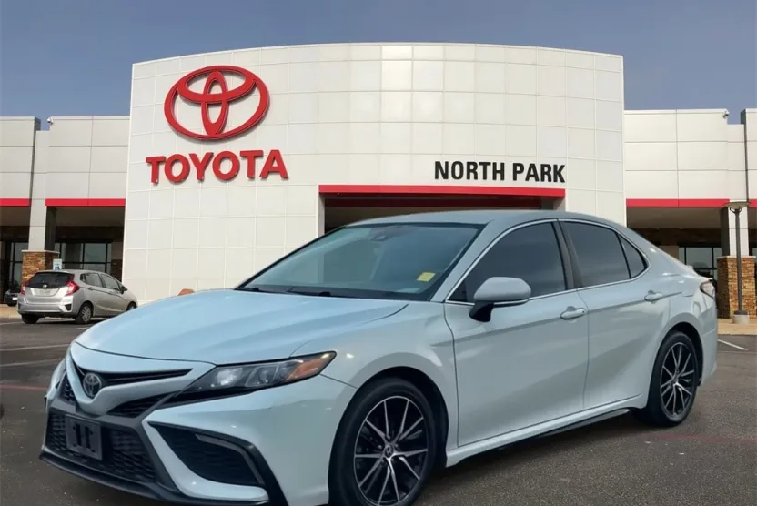 2022 Toyota Camry SE photo 1