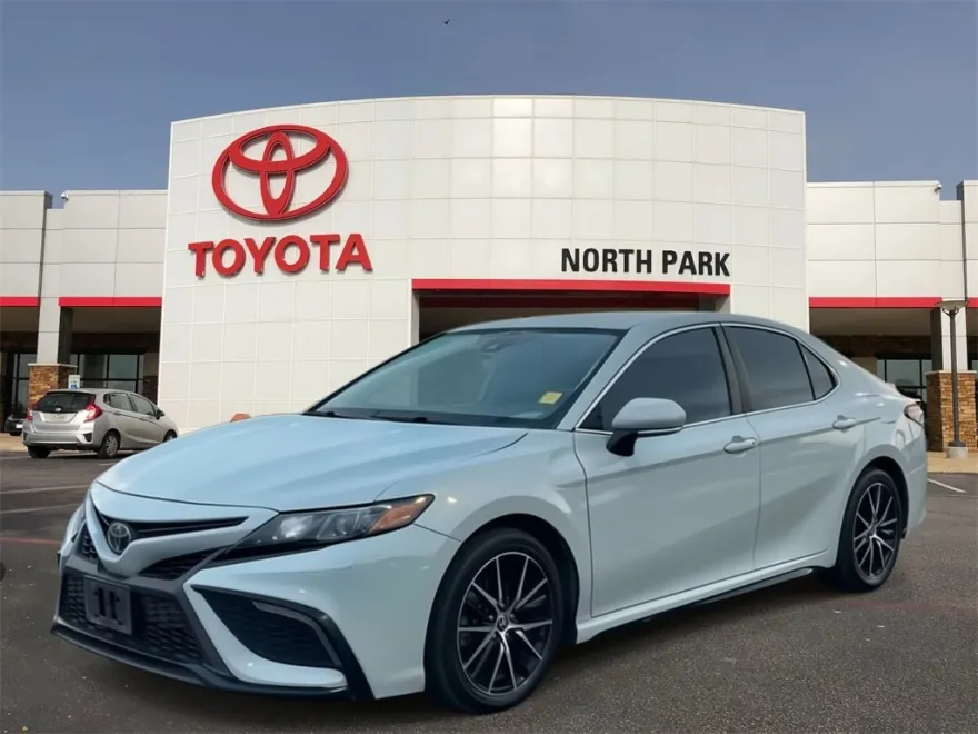 2022 Toyota Camry SE photo 1