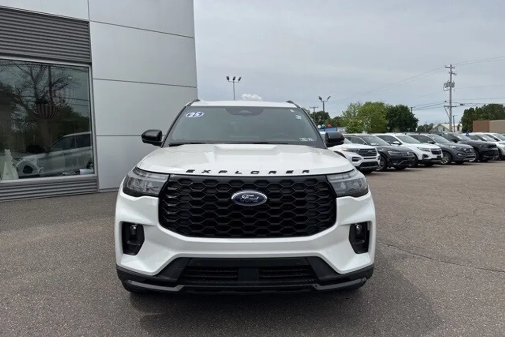 2025 Ford Explorer ST-Line photo 1