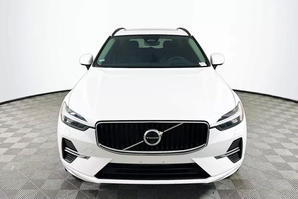 2022 Volvo XC60 Momentum photo 1