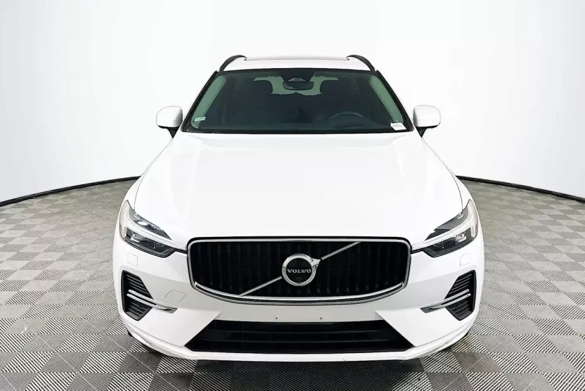 2022 Volvo XC60 Momentum photo 1