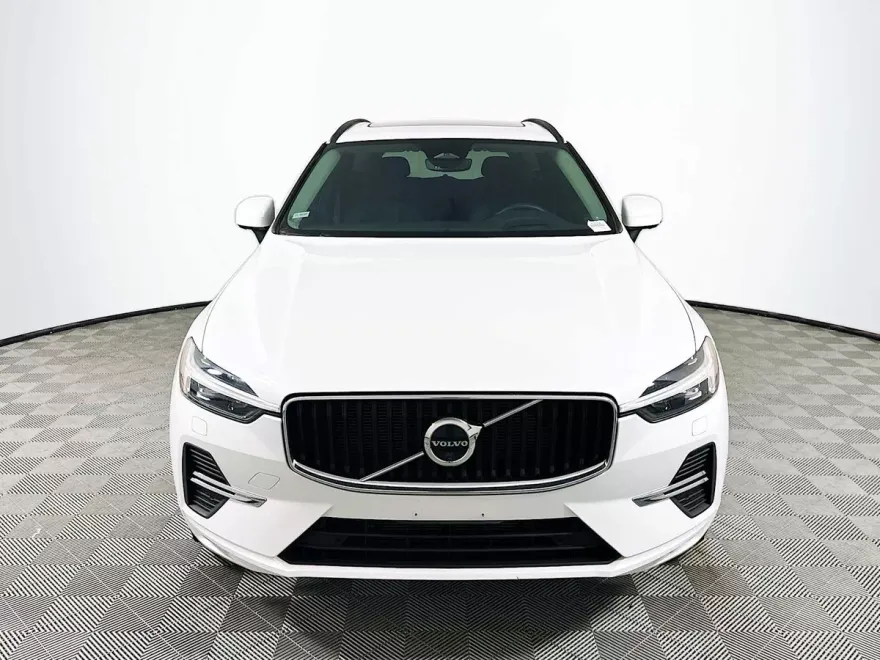 2022 Volvo XC60 Momentum photo 1