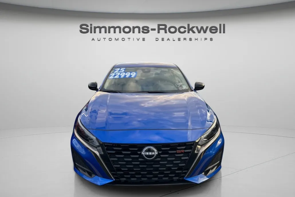 2025 Nissan Altima SR photo 1