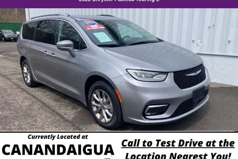 2021 Chrysler Pacifica Touring L photo 1