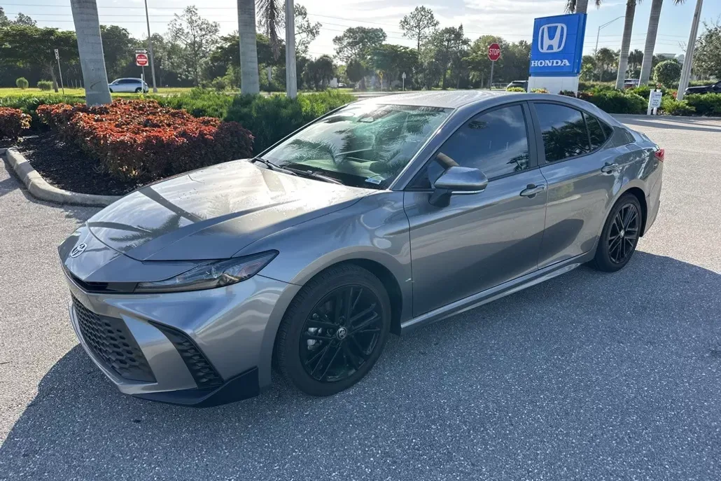 2025 Toyota Camry SE photo 1