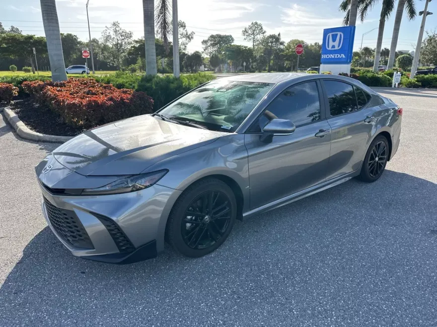 2025 Toyota Camry SE photo 1