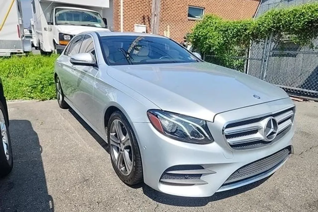 2017 Mercedes Benz E 300 4MATIC Sedan photo 1