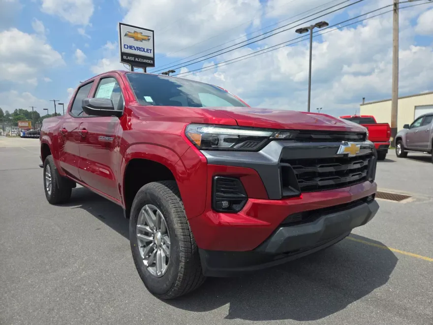 2025 Chevrolet Colorado Work Truck LT photo 1