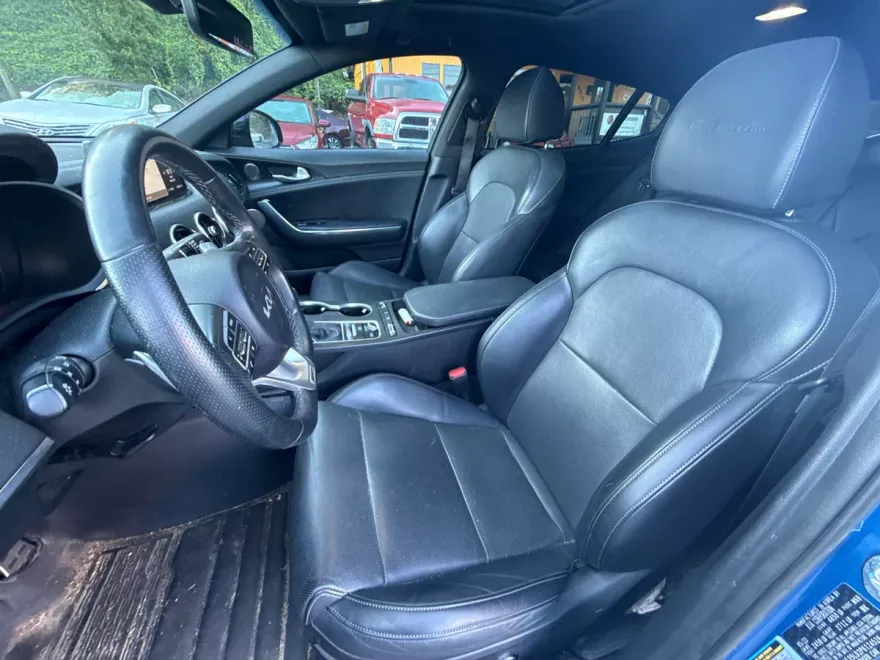 2023 Kia Stinger GT-Line photo 1