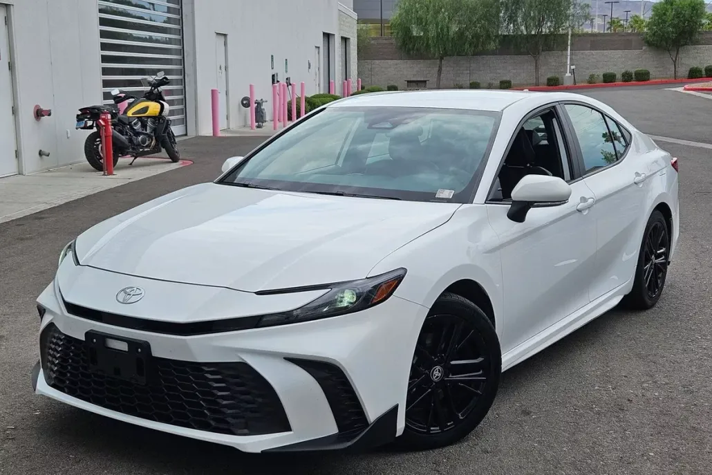 2025 Toyota Camry SE photo 1