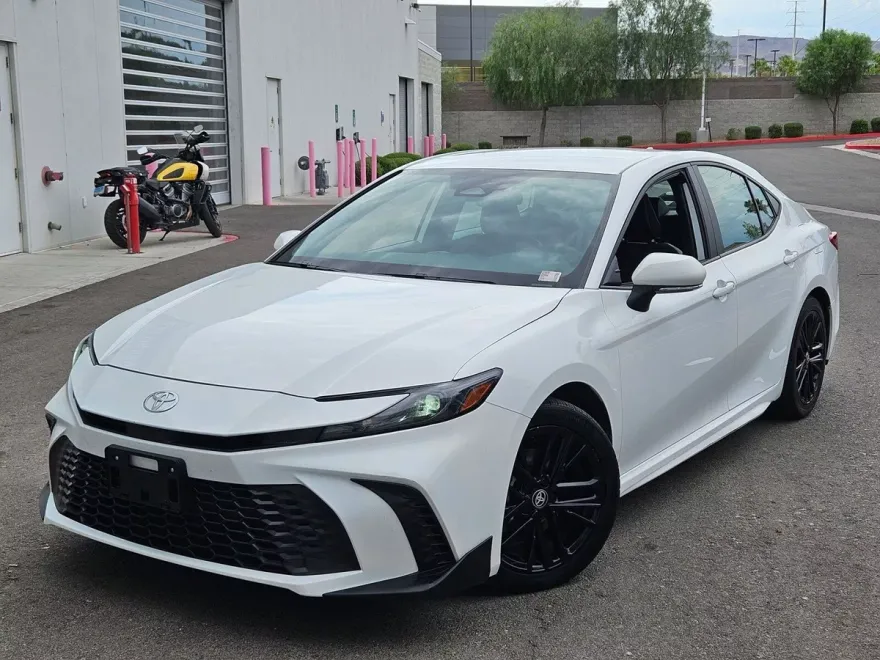 2025 Toyota Camry SE photo 1