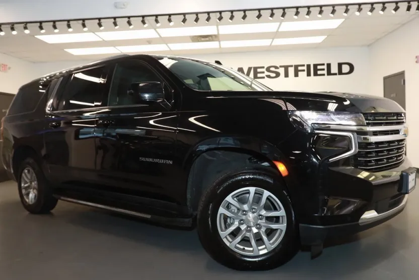 2023 Chevrolet Suburban LT photo 1