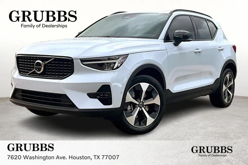 2026 Volvo XC40 Plus photo 1