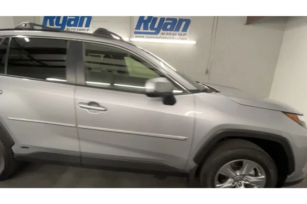 2025 Toyota RAV4 Hybrid XLE photo 1