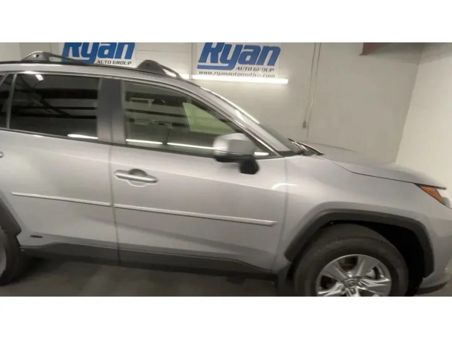 2025 Toyota RAV4 Hybrid XLE photo 1